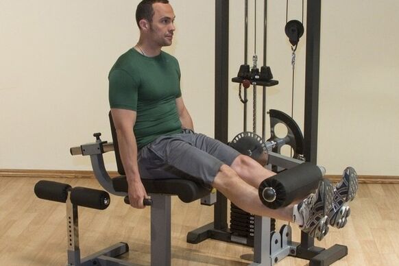 Flexie-extensie a picioarelor in sala de sport pentru tratamentul prostatitei
