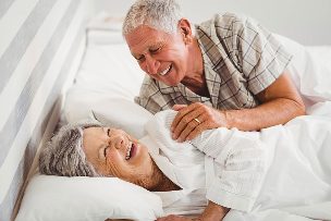 Cuplu de vârstnici în pat
